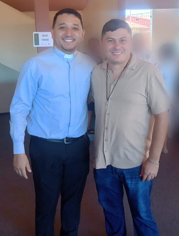 Padre José Kleriston e Marcones, lado a lado, sorrindo